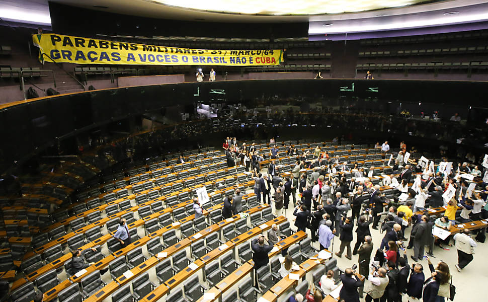 A sessão solene, realizada para lembrar a ditadura militar (1964-1985), foi suspensa após a confusão
