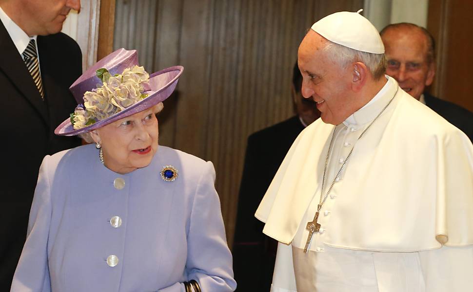 A rainha Elizabeth 2ª, da Inglaterra, caminha ao lado do papa Francisco em reunião no Vaticano