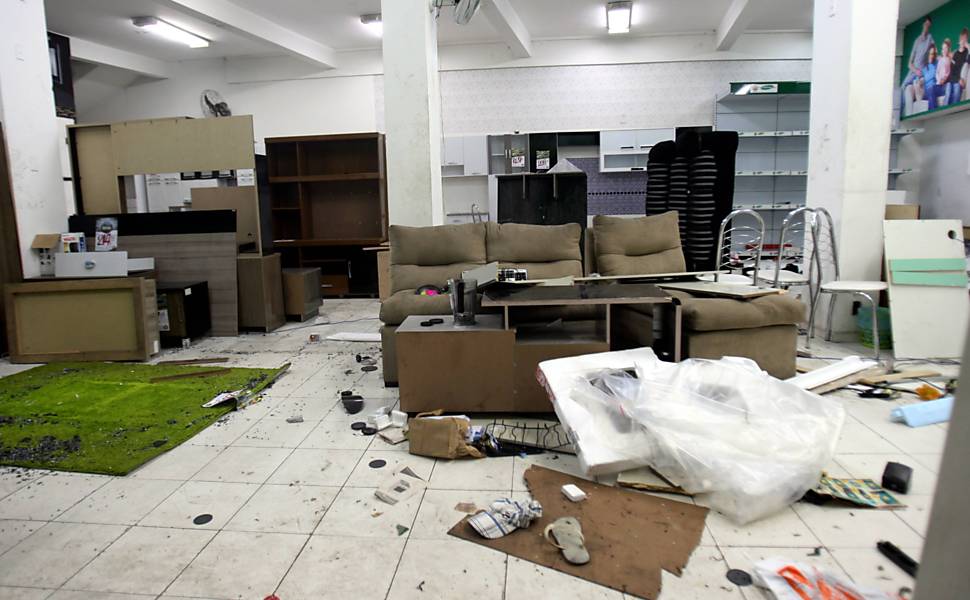 Loja de departamentos Casas Freire é saqueada em Salvador; policiais e bombeiros militares da Bahia decidiram entrar em greve por tempo indeterminado