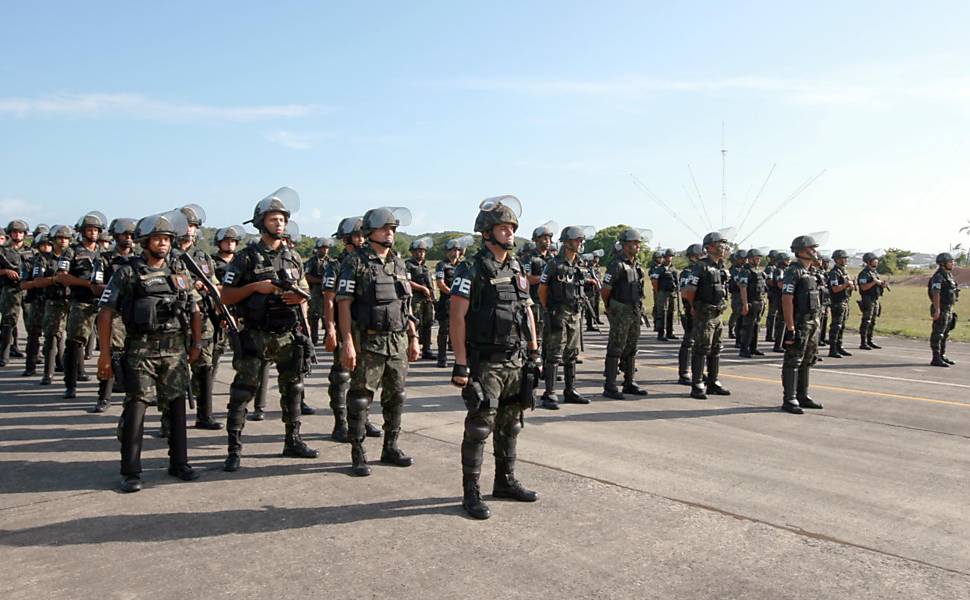 Desembarca na Base Aerea de Salvador 140 homens do 4º Batalhão do Exercíto de Recife para reforçar a segurança do estado da Bahia