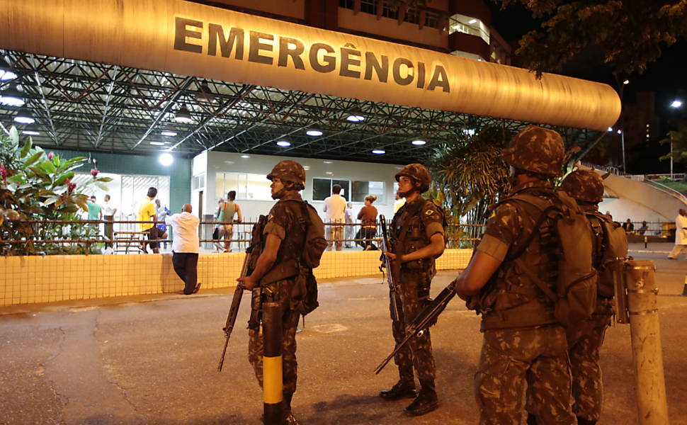 Soldados do exército fazem segurança na porta do Hospital Geral da Bahia, na periferia de Salvador