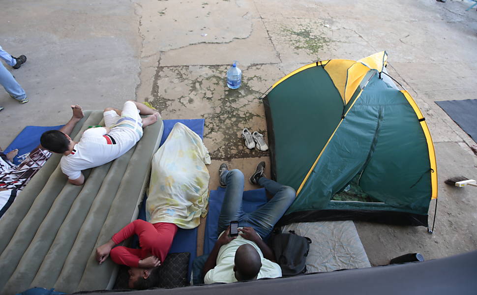 Grevistas aguardam assembleia em parque aquático em Salvador, sobre a greve do policiais militares no estado