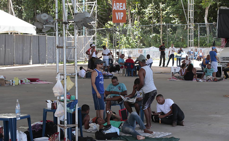 Grevistas aguardam assembleia em parque aquático em Salvador, sobre a greve do policiais militares no estado