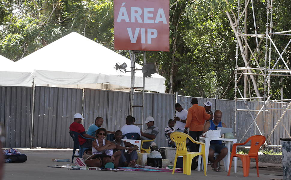 Grevistas aguardam assembleia em parque aquático em Salvador, sobre a greve do policiais militares no estado
