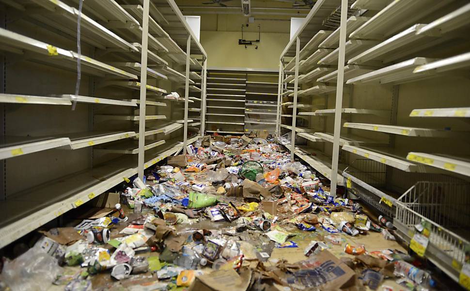 Supermercado saqueado durante a greve da polícia em Salvador, na Bahia
