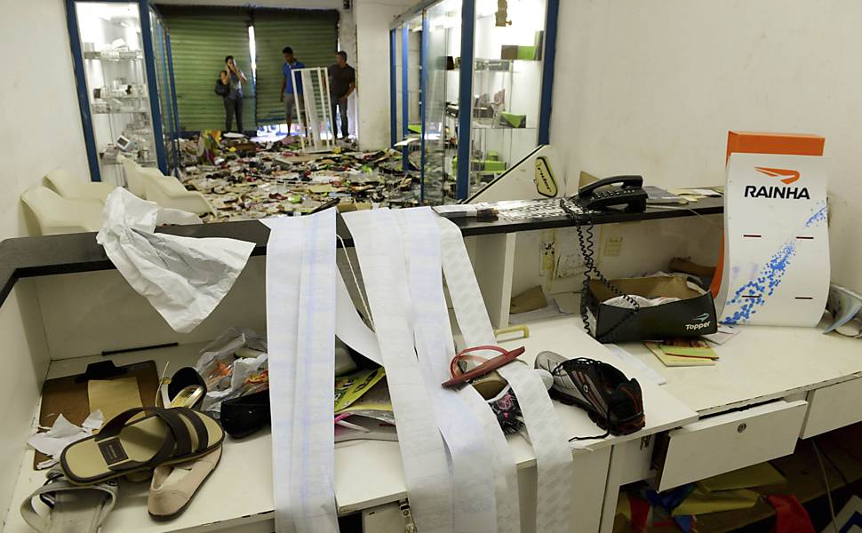 Loja é saqueada durante a greve da polícia em Salvador, na Bahia
