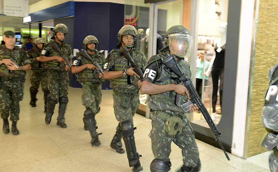 Soldados patrulham um centro comercial no centro da cidade durante a greve da polícia em Salvador