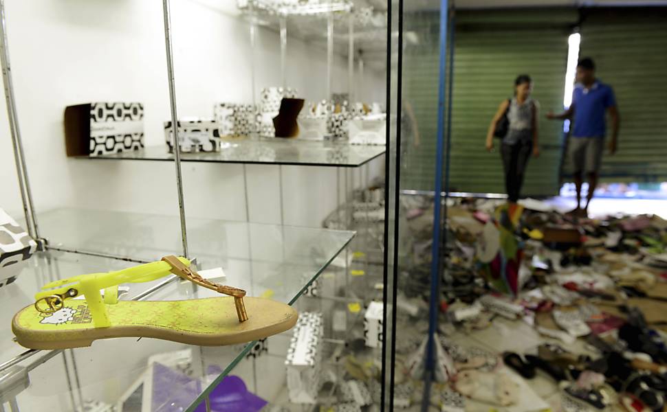 Loja é saqueada durante a greve da polícia em Salvador, na Bahia