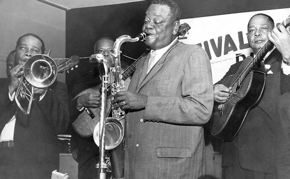 Em foto de 1955, Pixinguinha toca chorinho no 2º Festival da Velha Guarda, no Clube dos Artistas