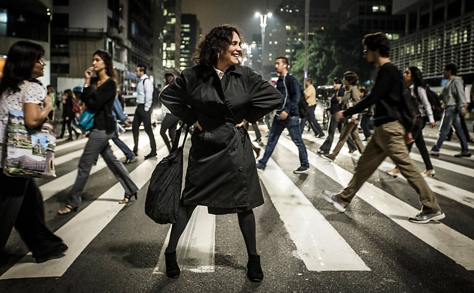 A atriz posa para sessão de fotos em rua de São Paulo