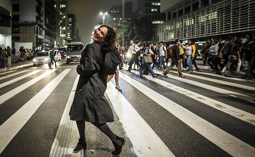 Regina Duarte vive escritora reclusa e bipolar em novo filme