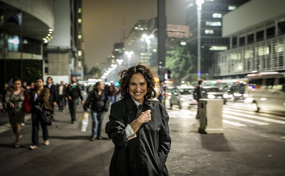 A atriz é a estrela de 'Gata Velha Ainda Mia', de Rafael Primot