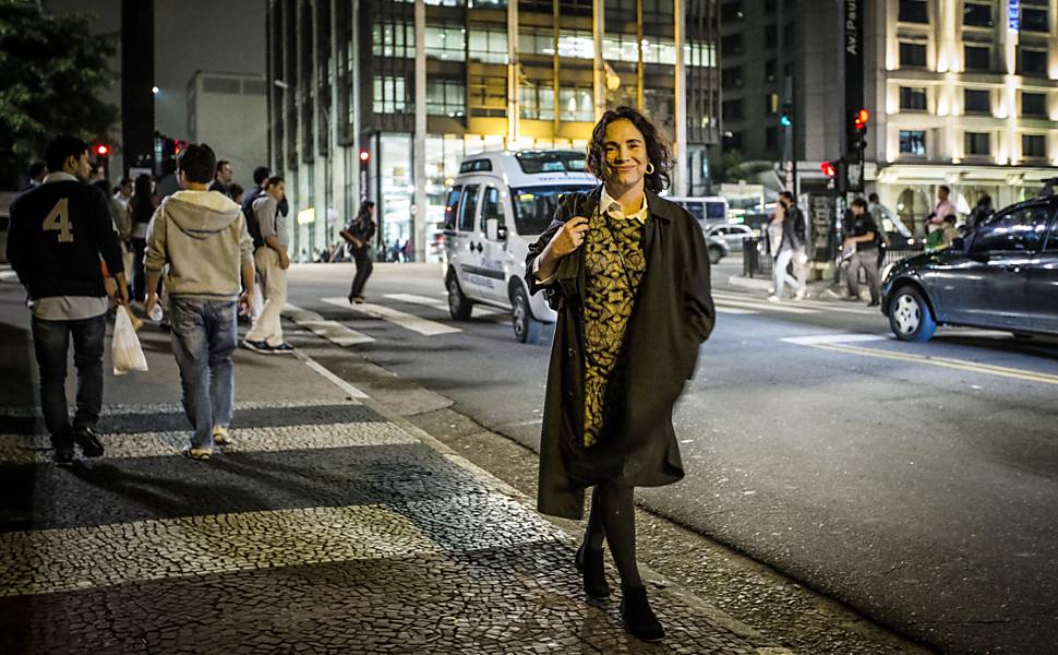 Ela faz uma escritora reclusa e bipolar no filme "Gata Velha Ainda Mia", primeiro longa de Rafael Primot