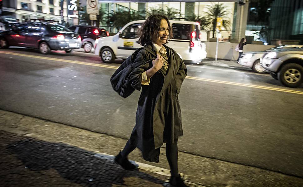 Regina Duarte passeia por São Paulo em sessão de fotos