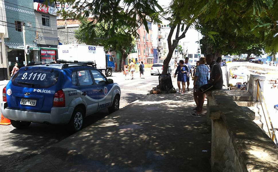 Carro da Polícia Militar da Bahia faz patrulhamento na praia Porto da Barra, em Salvador