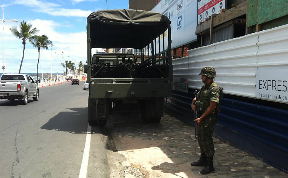 Homem do Exército patrulha orla da praia, próximo ao Farol da Barra, em Salvador