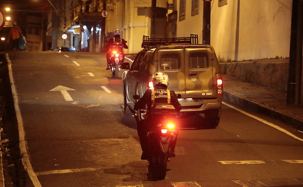 Soldados da Guarda Nacional fazem patrulhamento durante a madrugada, na região central de Salvador
