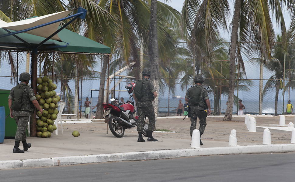 Soldados do exército fazem patrulhamento próximo à praia de Ondina, em Salvador; PMs se aquartelaram