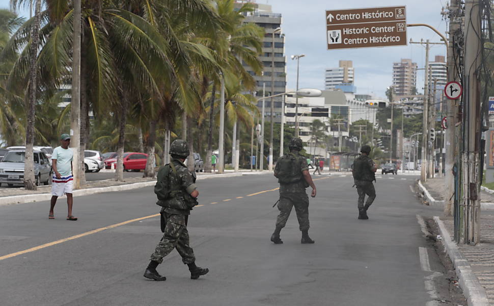 Soldados do exército fazem patrulhamento próximo à praia de Ondina, em Salvador