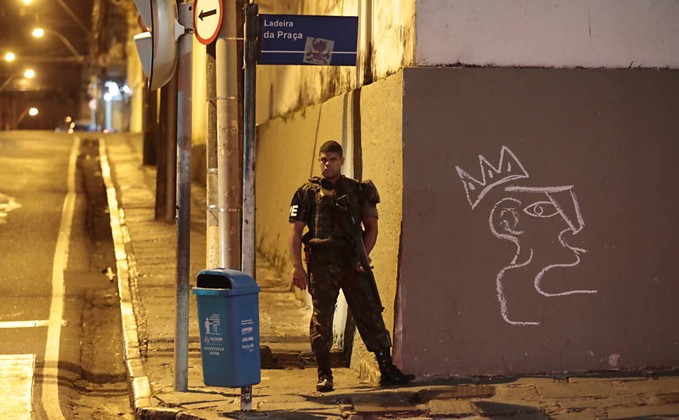 Soldados da Guarda Nacional fazem patrulhamento durante a madrugada, na região central de Salvador