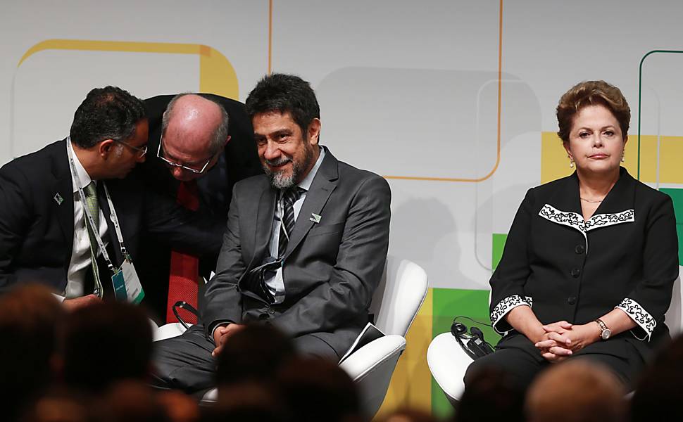 O presidente-executivo da Icann, Fadi Chehadé (esq.), fala ao ministro das Comunicações, Paulo Bernardo, ao lado do secretário de política de informática do Ministério da Ciência, Virgílio Almeida, e de Dilma Rousseff durante o evento NETMundial, em São Paulo 