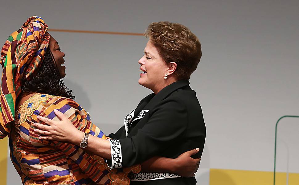 Dilma recebe uma representante da sociedade civil, a nigeriana Nnenna Nwakanma, durante o evento NETMundial, em SP 