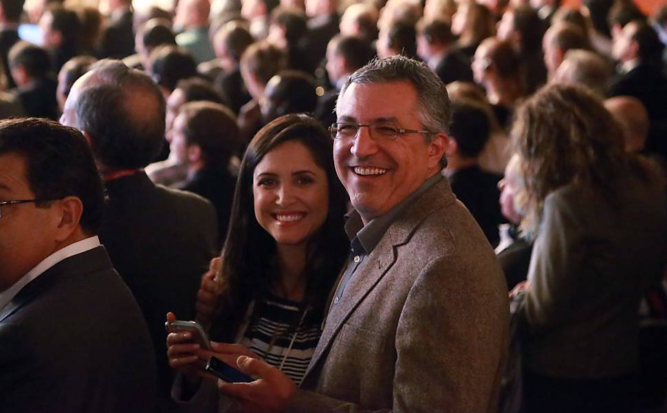 O ex-ministro da Saúde e pré-candidato do PT ao governo paulista, Alexandre Padilha, ao lado de sua mulher, Thássia Alves, durante o evento NETMundial 