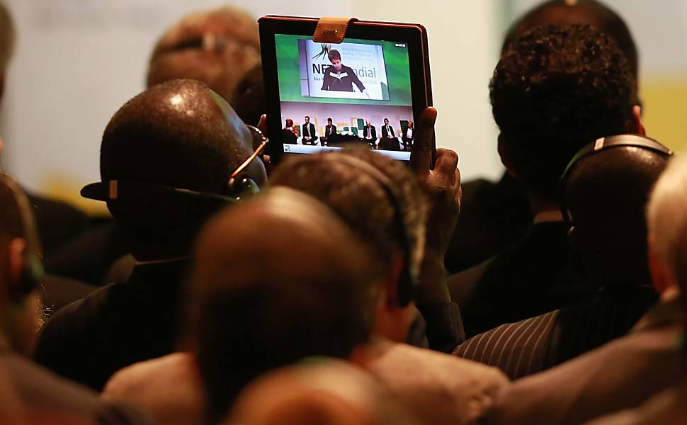 Participante grava conferência de abertura do NETMundial, em SP 