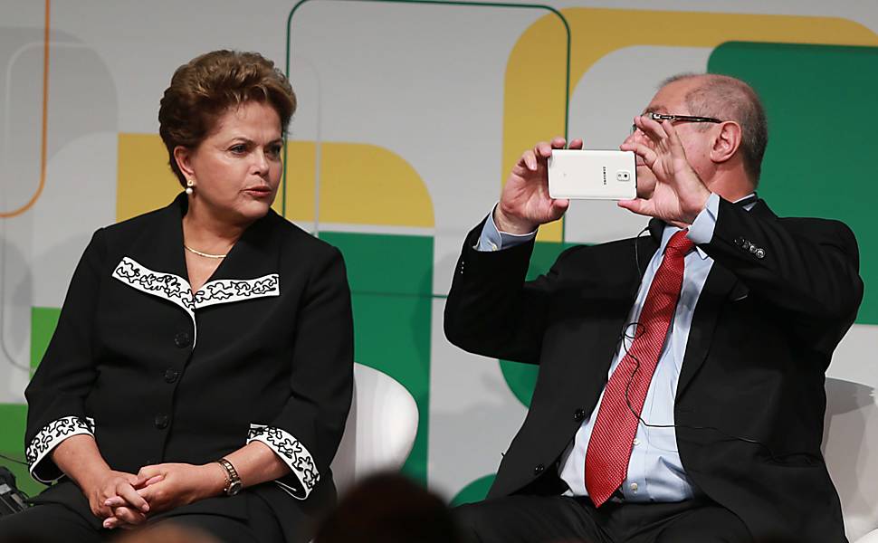 Dilma ao lado de Paulo Bernardo durante o NETMundial, em São Paulo 