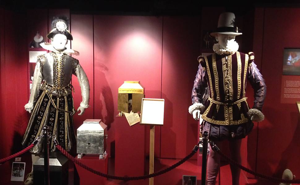 No teatro Shakespeare's Globe, em Londres, exposição traz figurinos usados em peças do dramaturgo; aniversário de 450 anos do dramaturgo é comemorado com eventos em todo o mundo