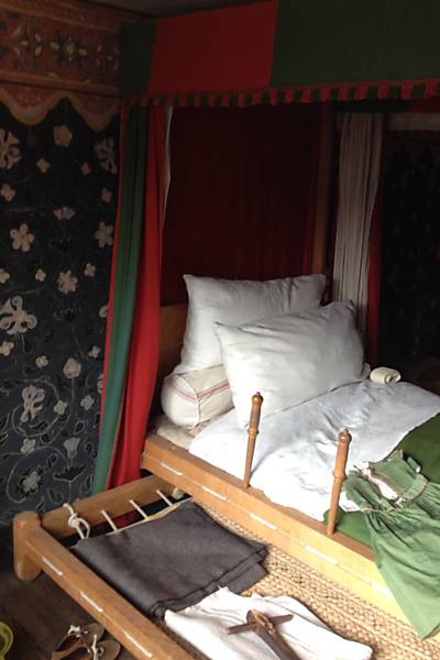 A Shakespeare's Birthplace, casa onde o dramaturgo nasceu e cresceu, foi decorada como deveria ser em 1575, quando Shakespeare tinha 11 anos. Aniversário de 450 anos do dramaturgo é comemorado com eventos em todo o mundo