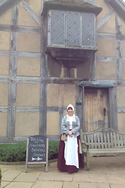 Guias se vestem como na época do dramaturgo na casa onde ele nasceu e cresceu, a Shakespeare's Birthplace. Aniversário de 450 anos do dramaturgo é comemorado com eventos em todo o mundo