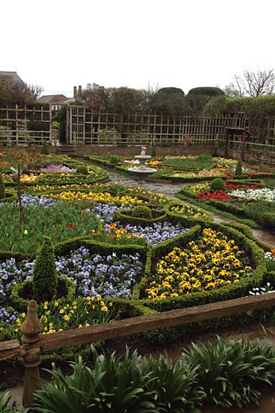 Jardim de uma das casas em que Shakespeare viveu em Stratford-upon-Avon