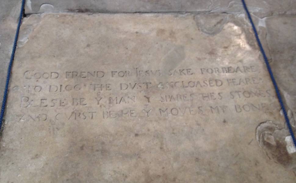 Túmulo de Shakespeare, no altar da Holy Trinity Church, avisa que quem mexer nos seus ossos será amaldiçoado; aniversário de 450 anos do dramaturgo é comemorado com eventos em todo o mundo