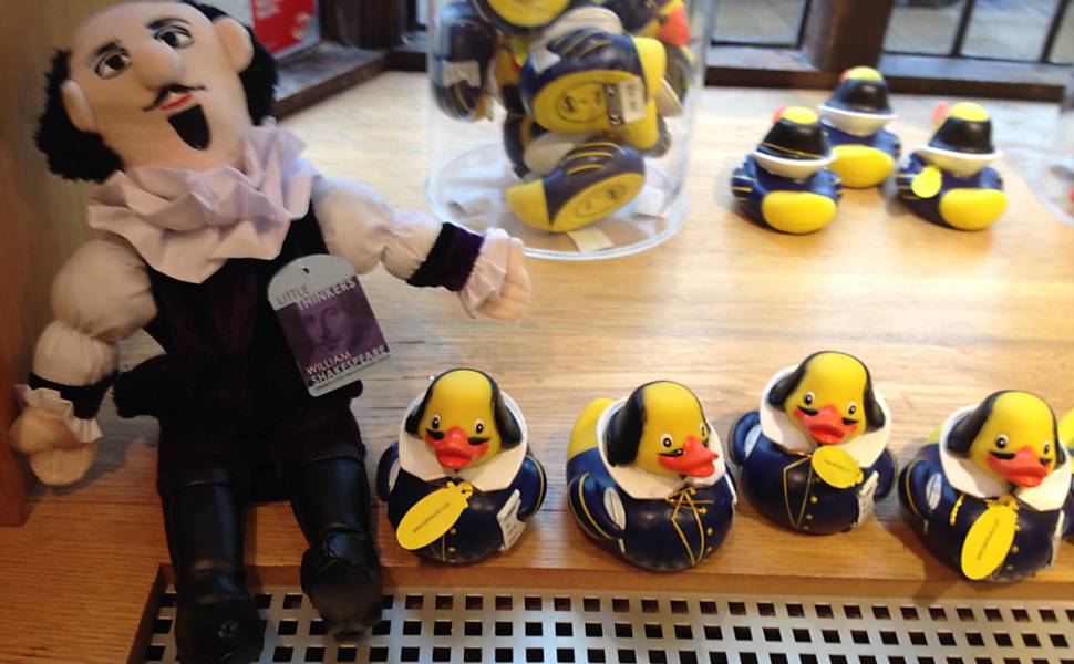 Em Stratford-upon-Avon, cidade natal do dramaturgo, loja vende Shakespeare em formato pelúcia ou como pato de borracha. Aniversário de 450 anos do dramaturgo é comemorado com eventos em todo o mundo