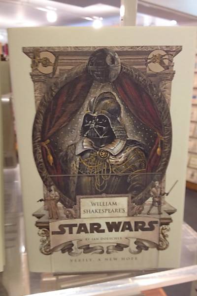 Em Stratford-upon-Avon, loja vende livro que reconta a saga de "Guerra nas Estrelas" como se tivesse sido escrita por Shakespeare