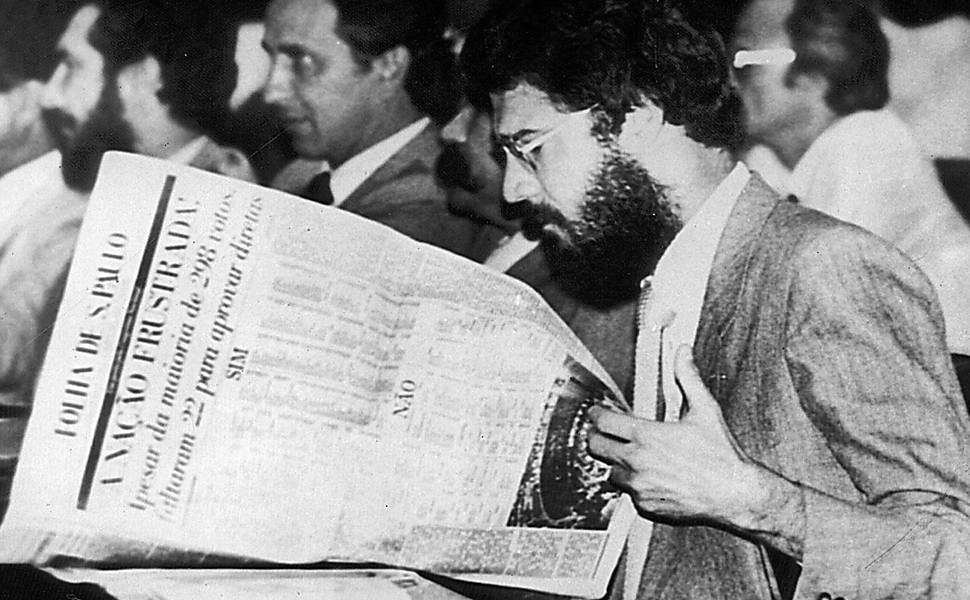 Dante de Oliveira lê a edição da <b>Folha de S.Paulo</b> sobre a derrota