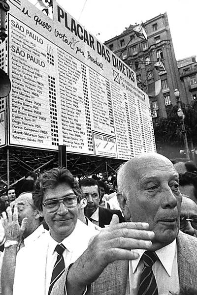 O prefeito de SP, Mário Covas (esq.), e o deputado Ulysses Guimarães, diante do placar