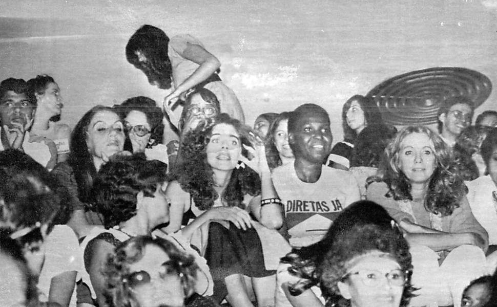 Maitê Proença na galeria da Câmara durante a votação da emenda