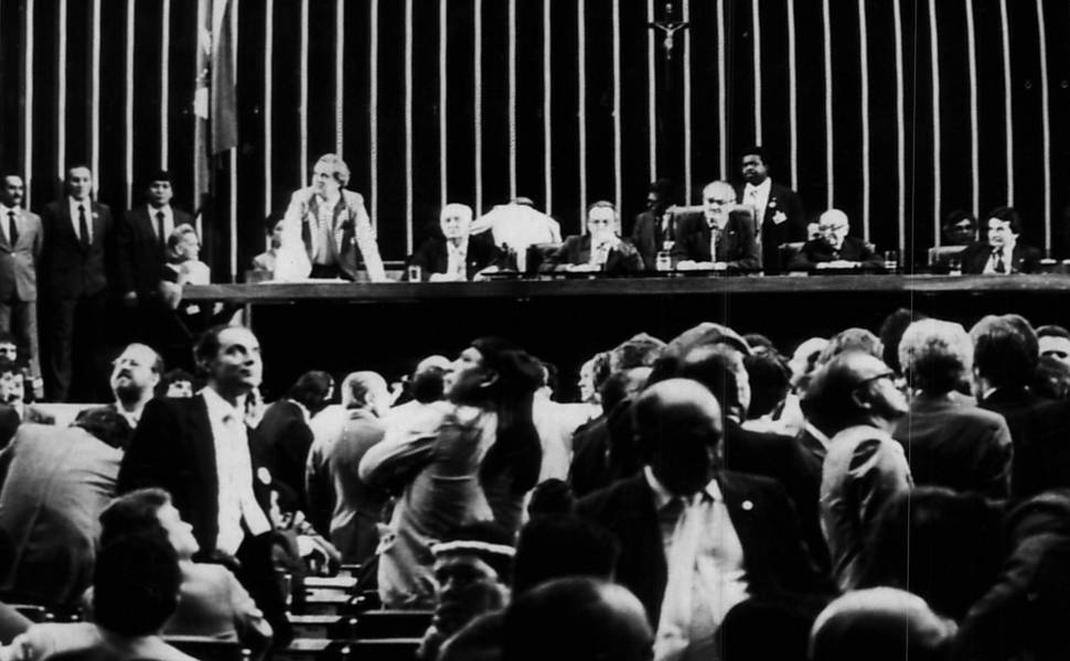 Deputados no plenário observam as galerias, que se manifestavam ruidosamente