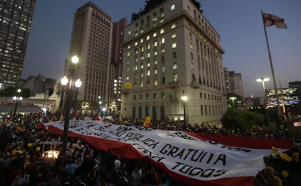 Professores em greve interditam a Paulista