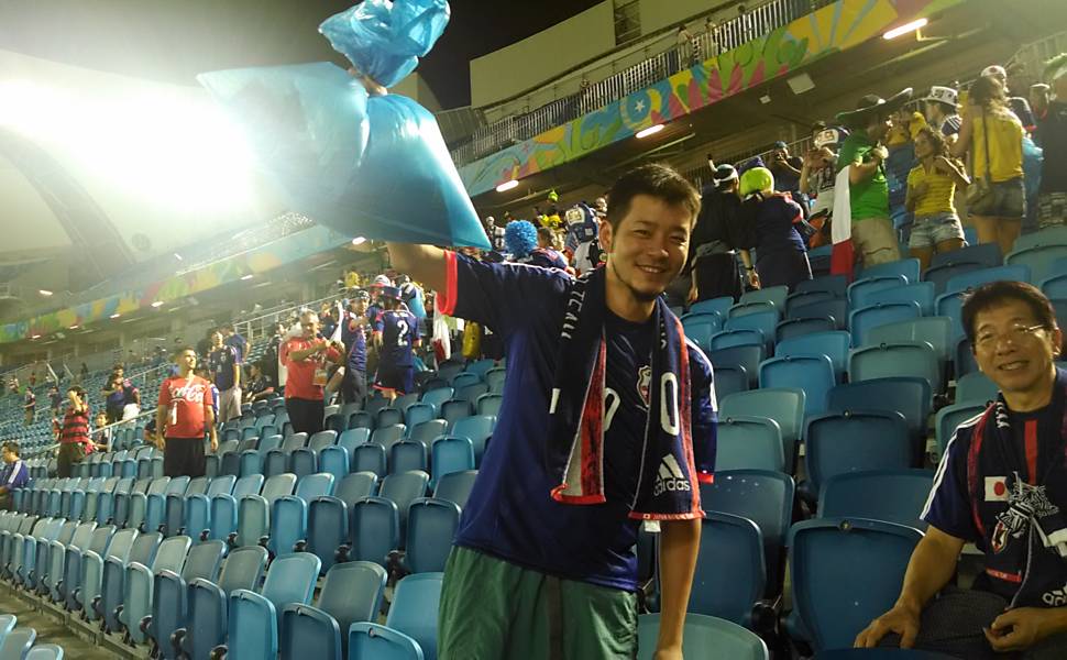 Torcedores japoneses recolhem lixo no estádio
