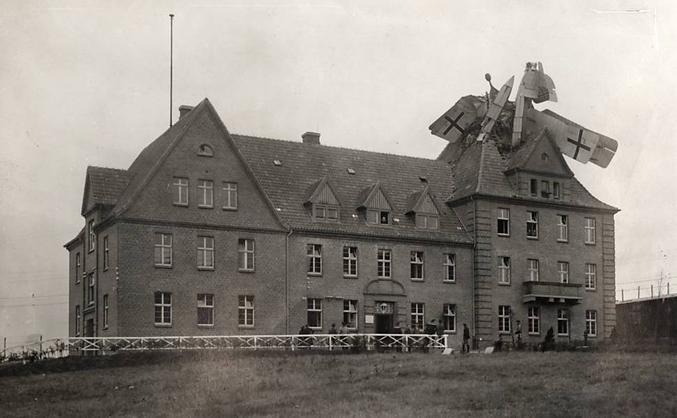 Avião de pouso aquático alemão Friedrichshafen é visto pós cair sobre um prédio na Alemanha, em foto de 1918