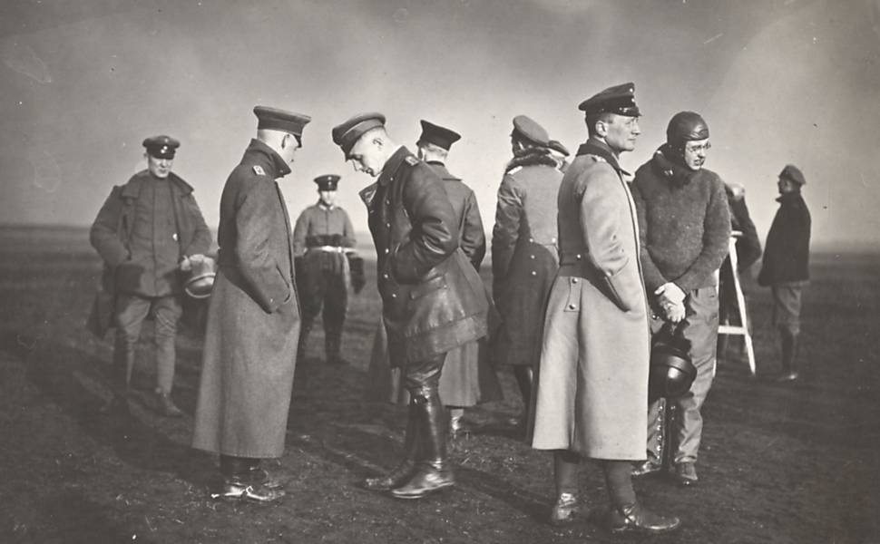 Oficiais alemães são fotografados na Escola de Treinamento Aéreo 5, em Hannover, em 1918