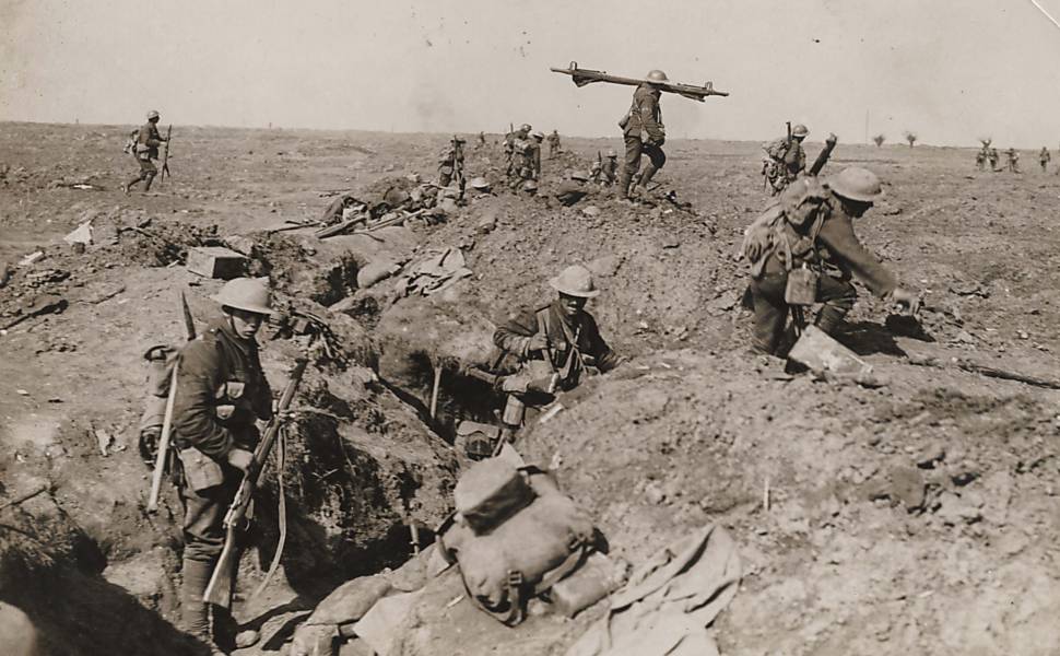 Tropas britânicas avançam durante batalha de Somme, em foto de 1916 