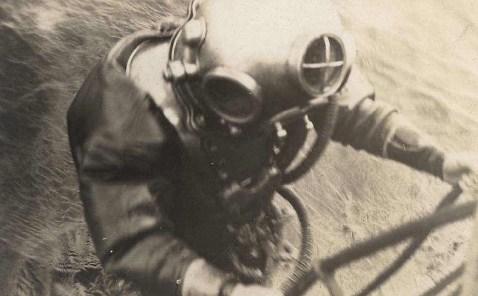 Marinheiro alemão se prepara para mergulhar nesta foto de 1917, tirada em localização desconhecida