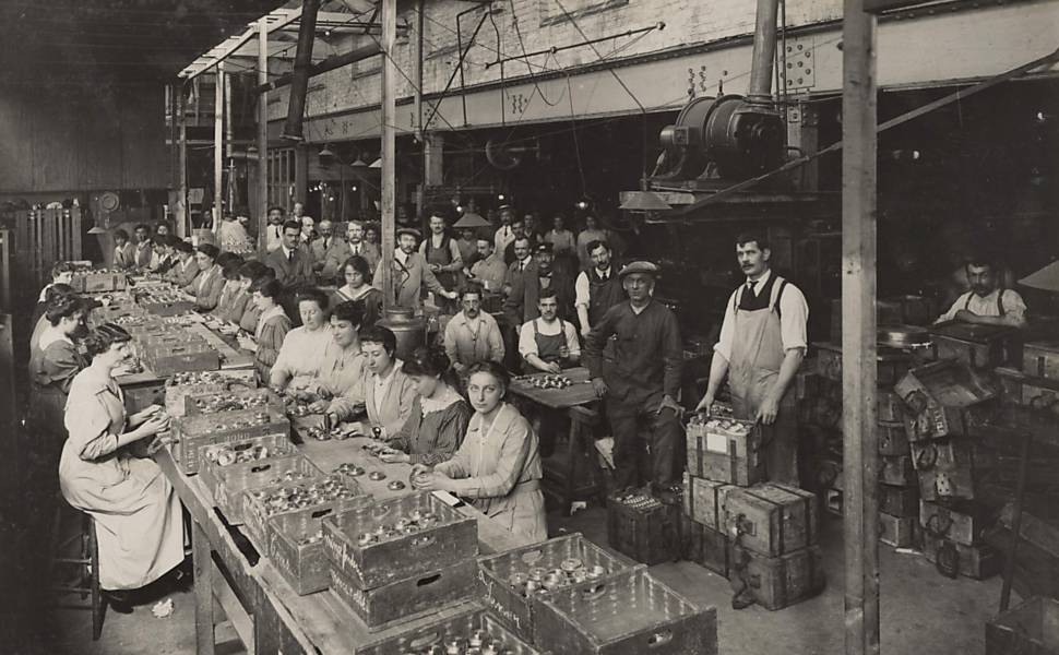 Funcionários trabalham na fábrica de munições Brewery Road Works, em 1916