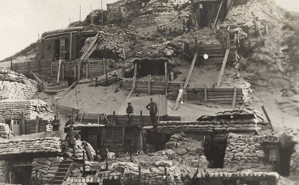 Soldados permanecem em posto de observação alemão no Fronte Yser, na Bélgica, em foto de 1917