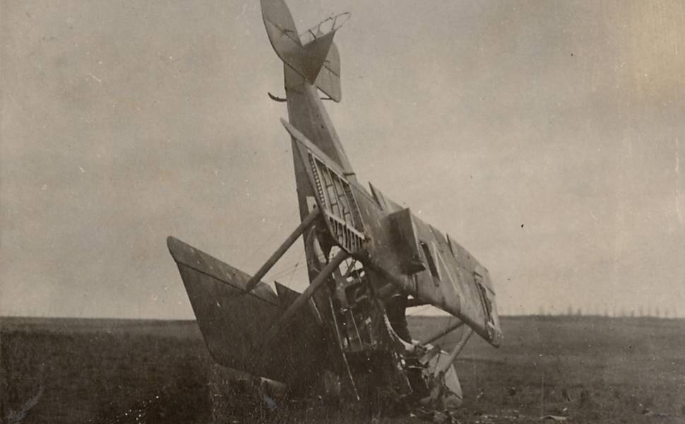 Avião de pouso aquático é fotografado em 1916 após cair em localização desconhecida 