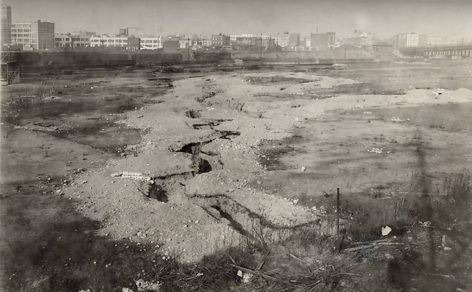 Imagem aérea mostra uma das trincheiras características da primeira grande guerra; essa foi feita para treinamento em um centro de Long Island e registrada em 1919